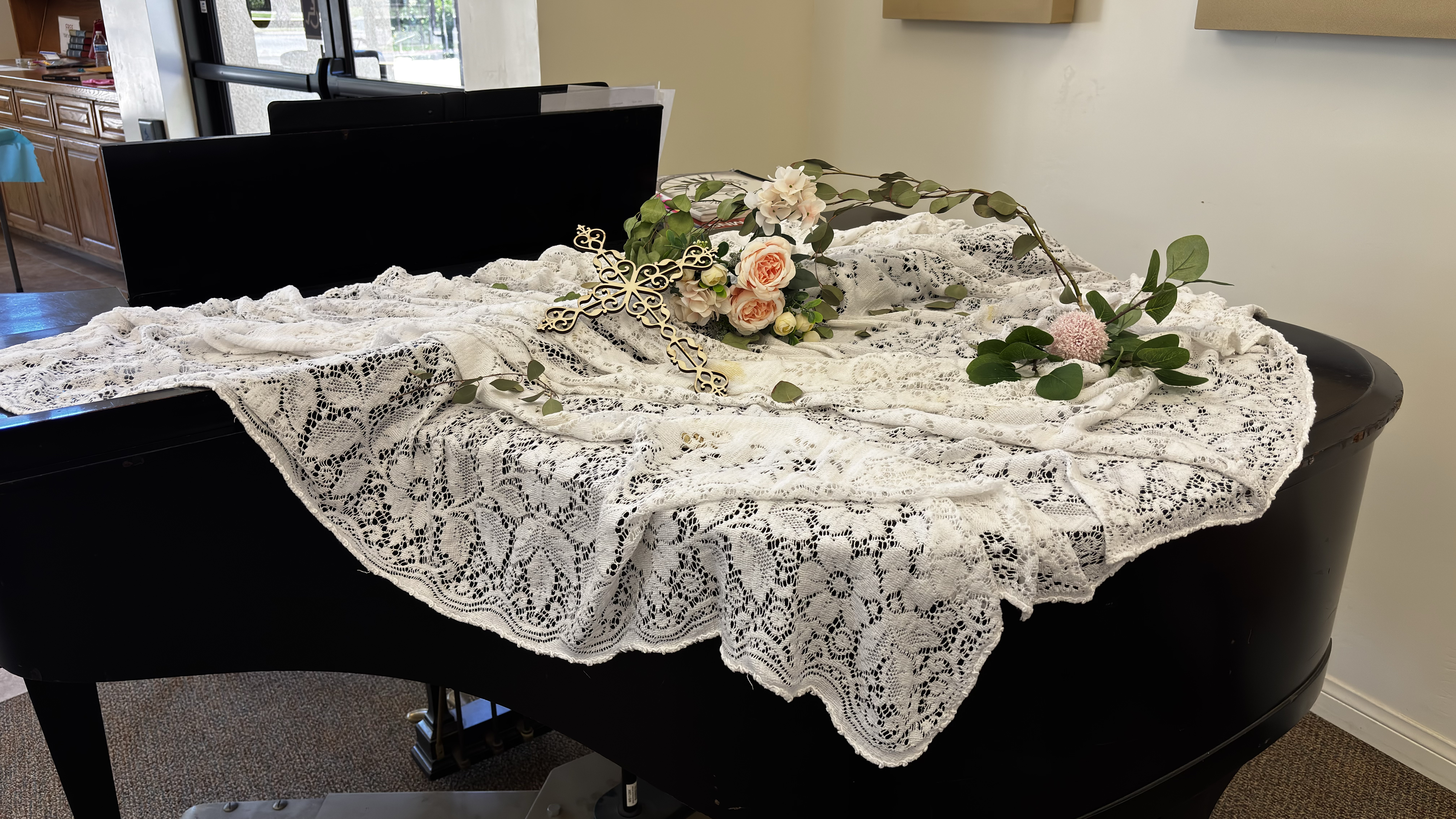 Elegant table setting with lace and flowers
